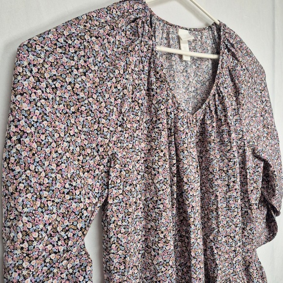 H&M Womens Size M Ditsy Floral Tiered Peplum Tunic Top V-Neck 3/4 Sleeve - Picture 4 of 8